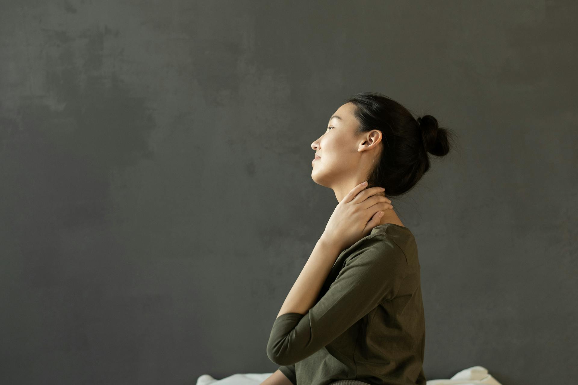 Women in discomfort due to neck pain